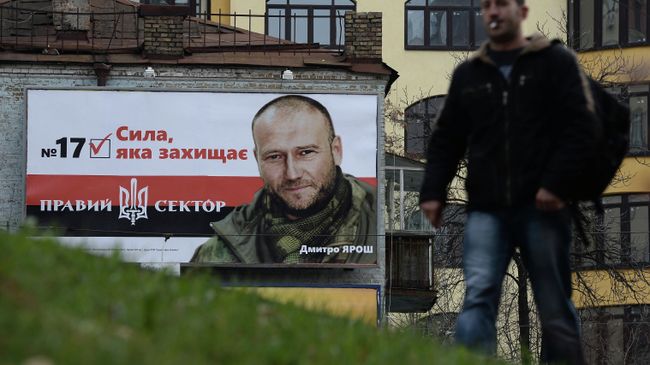 Агитационный плакат с изображением лидера Правого сектора Дмитрия Яроша на одной из улиц Киева. Архивное фото Агитационный плакат с изображением лидера Правого сектора Дмитрия Яроша на одной из улиц Киева. Архивное фото