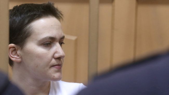 Украинская летчица Надежда Савченко во время заседания в Басманном суде Москвы. Архивное фото Украинская летчица Надежда Савченко во время заседания в Басманном суде Москвы. Архивное фото