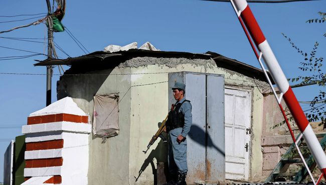 Полицейский около здания полиции в Кабуле, где прогремел взрыв Полицейский около здания полиции в Кабуле, где прогремел взрыв