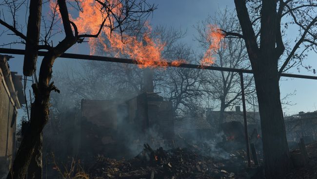 Дом, разрушенный в результате артиллерийского обстрела. Архивное фото Дом, разрушенный в результате артиллерийского обстрела. Архивное фото