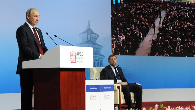 Президент РФ Владимир Путин выступает на заседании секции в рамках Делового саммита форума АТЭС
