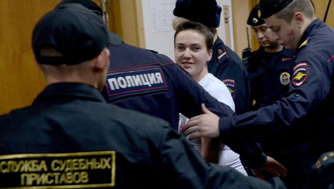 Украинская летчица Надежда Савченко, обвиняемая в причастности к убийству российских журналистов, в Басманном суде Москвы.Архивное фото Украинская летчица Надежда Савченко, обвиняемая в причастности к убийству российских журналистов, в Басманном суде Москвы.Архивное фото