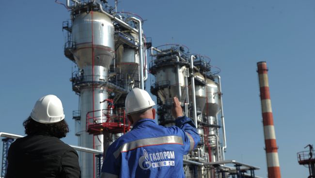 Сотрудники Московского нефтеперерабатывающего завода ОАО Газпром нефть. Архивное фото Сотрудники Московского нефтеперерабатывающего завода ОАО Газпром нефть. Архивное фото