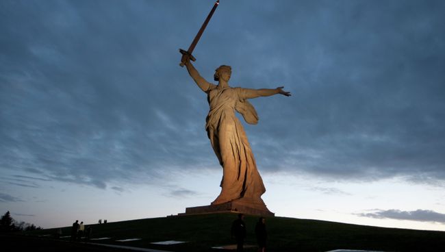 Монумент Родина-мать зовет! на Мамаевом кургане. Архивное фото Монумент Родина-мать зовет! на Мамаевом кургане. Архивное фото