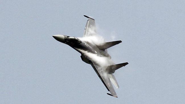 Российский истребитель СУ-35 во время выступления на авиасалоне в Чжухае, Китай. Архивное фото Российский истребитель СУ-35 во время выступления на авиасалоне в Чжухае, Китай. Архивное фото