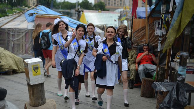 Выпускницы школ на Площади Независимости в Киеве.Архивное фото. Выпускницы школ на Площади Независимости в Киеве.Архивное фото.