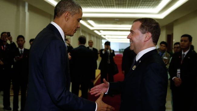 Председатель правительства РФ Дмитрий Медведев и президент США Барак Обама на 9-м Восточноазиатском саммите Председатель правительства РФ Дмитрий Медведев и президент США Барак Обама на 9-м Восточноазиатском саммите