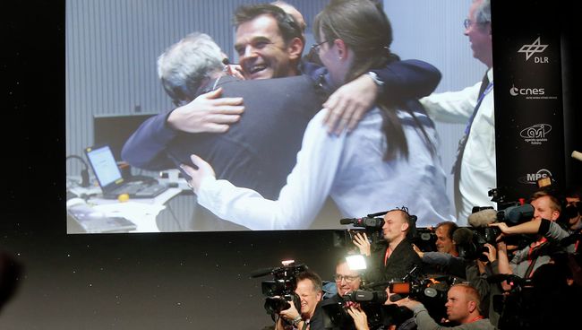 Команда миссии Rosetta празднует приземление на ядро кометы Чурюмова-Герасименко. Германия, 12 ноября 2014 Команда миссии Rosetta празднует приземление на ядро кометы Чурюмова-Герасименко. Германия, 12 ноября 2014