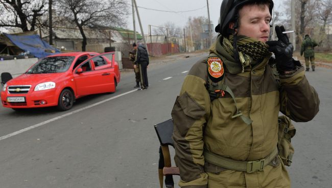 Ополченцы на блокпосту ДНР в Донецке. Архивное фото Ополченцы на блокпосту ДНР в Донецке. Архивное фото