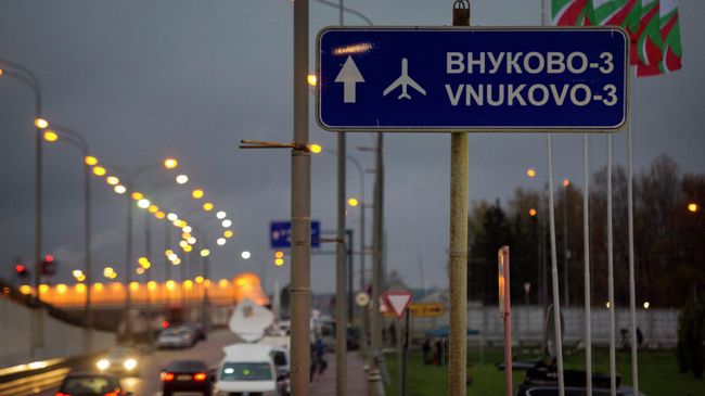 Дорожный указатель на аэропорт Внуково. Архивное фото
