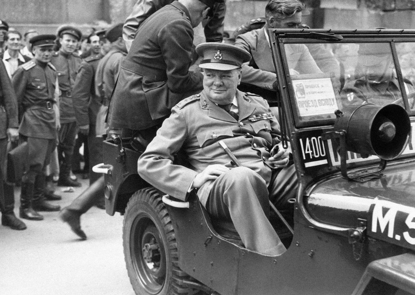 Уинстон Черчилль во время визита в разрушенный Берлин, июль 1945 года