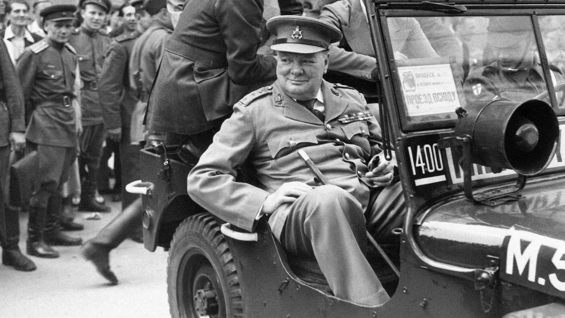 Уинстон Черчилль во время визита в разрушенный Берлин, июль 1945 года Уинстон Черчилль во время визита в разрушенный Берлин, июль 1945 года - РИА Новости, 1920, 10.06.2025