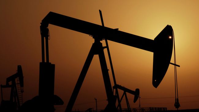 Нефтяные насосы в пустыне Бахрейна. Архивное фото
