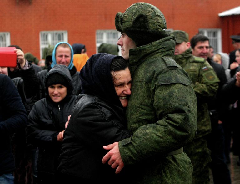 Новобранец прощается с близкими перед отправкой к месту несения службы Новобранец прощается с близкими перед отправкой к месту несения службы