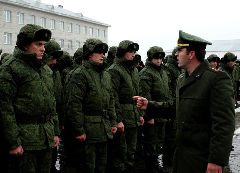 Офицер военного коммисариата Чеченской Республики дает наставления новобранцам Офицер военного коммисариата Чеченской Республики дает наставления новобранцам