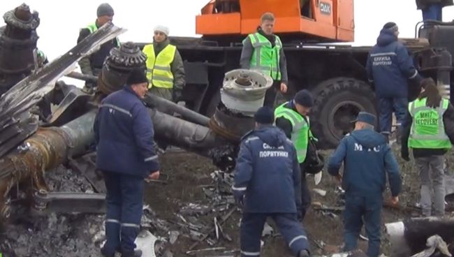 Обломки малайзийского Boeing с помощью крана погрузили на автомобили Обломки малайзийского Boeing с помощью крана погрузили на автомобили