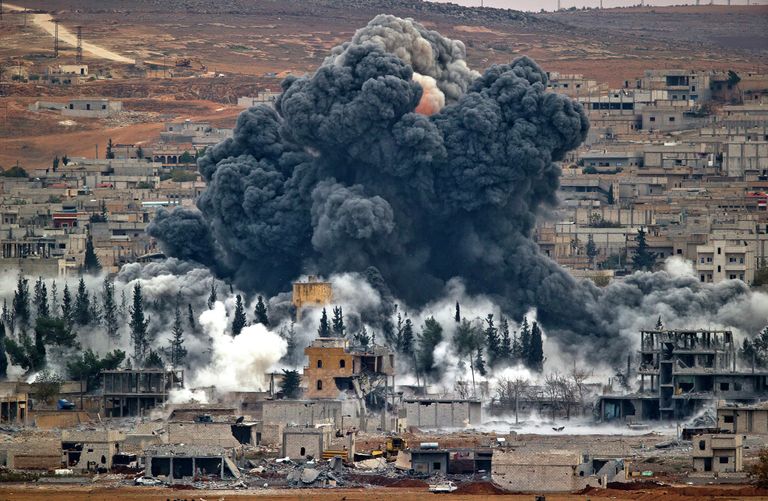 Дым над городом Кобани, Сирия после авиаударов военно-воздушных сил США. Вид с холма на границе Турции и Сирии Дым над городом Кобани, Сирия после авиаударов военно-воздушных сил США. Вид с холма на границе Турции и Сирии