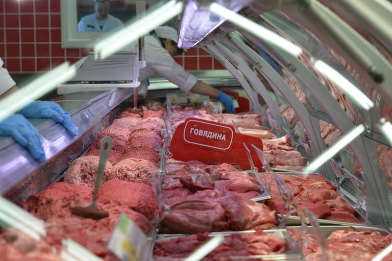 Мясной отдел гипермаркета в Новосибирске. Архивное фото Мясной отдел гипермаркета в Новосибирске. Архивное фото