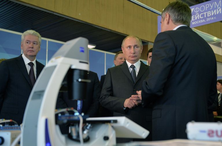 Президент России Владимир Путин (в центре) во время посещения выставке Сделано в России перед началом пленарного заседания второго Форума действий Общероссийского народного фронта в Москве