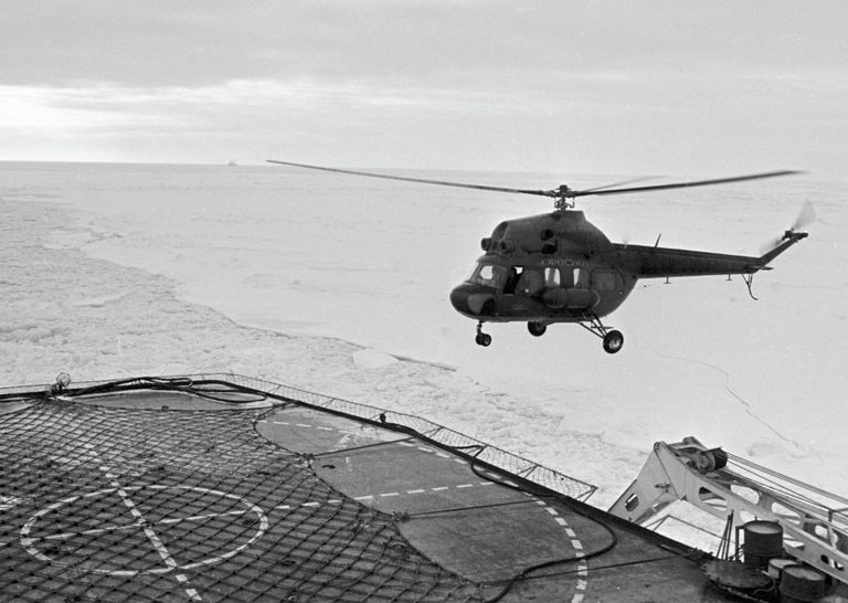 Посадка вертолета МИ-2 на ледокол Ленин Посадка вертолета МИ-2 на ледокол Ленин