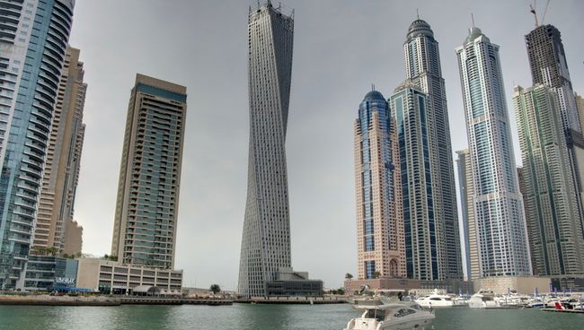 Вид на башню Cayan Tower в Дубае, ОАЭ. Архивное фото Вид на башню Cayan Tower в Дубае, ОАЭ. Архивное фото
