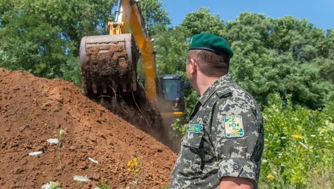 Ров на границе России и Украины в Харьковской области. Архивное фото Ров на границе России и Украины в Харьковской области. Архивное фото