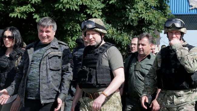 Арсен Аваков (слева) и Александр Турчинов на позициях украинских военных. Архивное фоо
