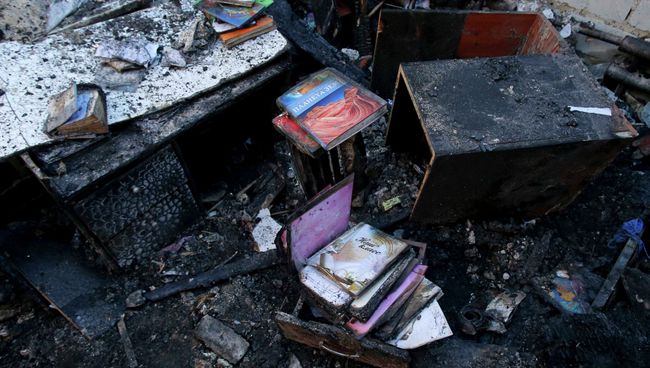 Детские книги в доме, поврежденном в результате обстрела Донецка Детские книги в доме, поврежденном в результате обстрела Донецка