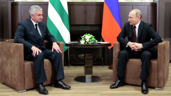 Президент России Владимир Путин и президент Абхазии Рауль Хаджимба во время встречи в резиденции Бочаров Ручей