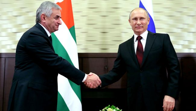 Президент России Владимир Путин и президент Абхазии Рауль Хаджимба. Архивное фото