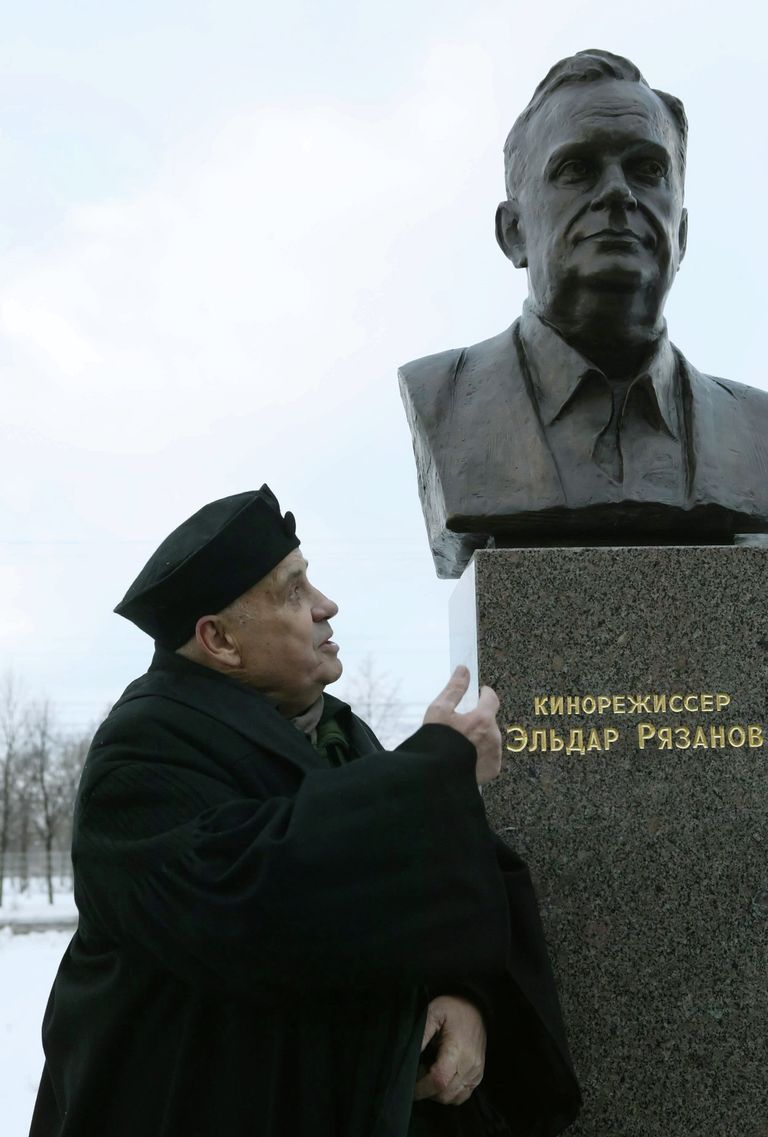 Бронзовый бюст Эльдара Рязанова установлен в Санкт-Петербурге Бронзовый бюст Эльдара Рязанова установлен в Санкт-Петербурге