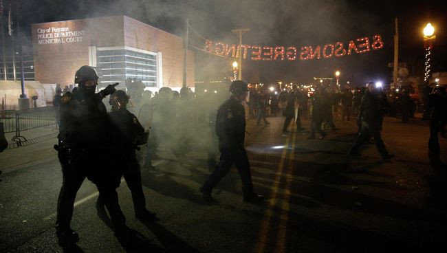 Сотрудники полиции на месте уличных беспорядков в Фергюсоне Сотрудники полиции на месте уличных беспорядков в Фергюсоне