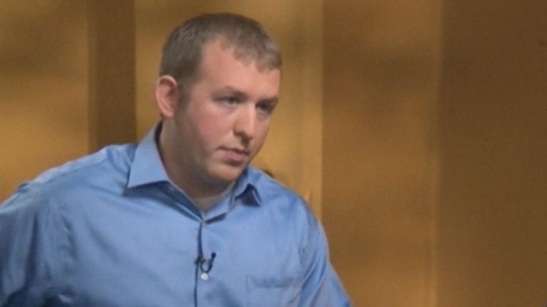 Застреливший подростка в Фергюсоне офицер рассказал, как произошел инцидент Застреливший подростка в Фергюсоне офицер рассказал, как произошел инцидент