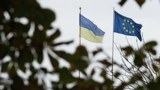 Флаги Украины и Европейского союза на одной из улиц Киева