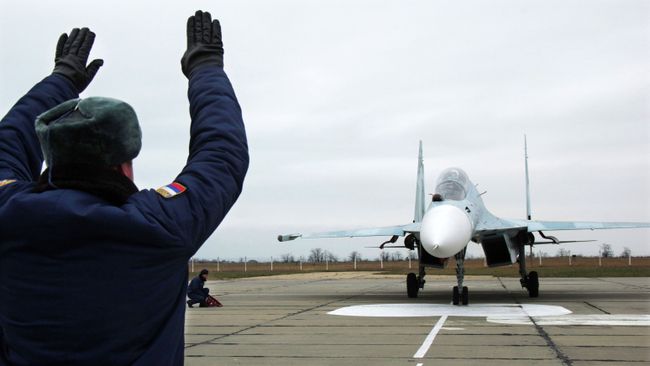 Один из самолетов Су-27СМ, прибывший в расположение 62-го истребительного авиаполка 27-й смешанной авиадивизии ВВС России, базирующийся на аэродроме Бельбек под Севастополем