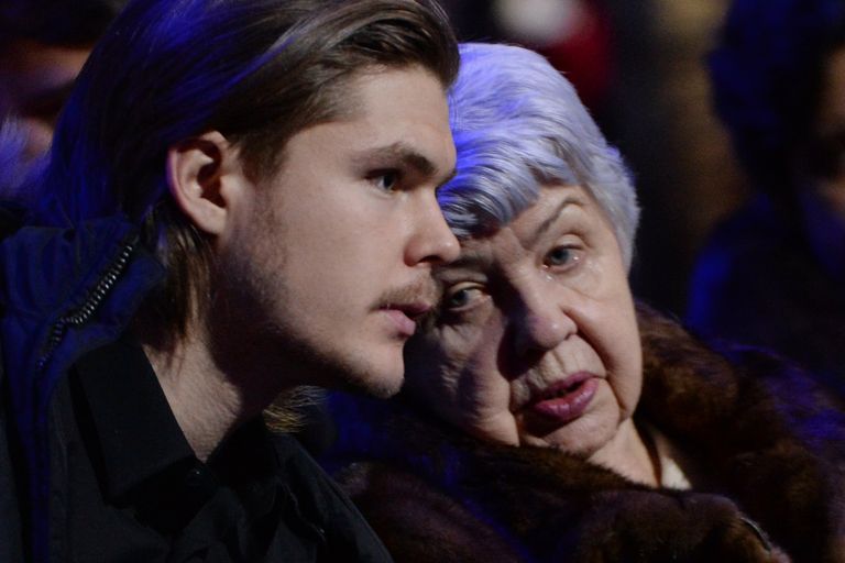 Внук Виктора Тихонова, хоккеист ХК СКА Виктор Тихонов и вдова Татьяна Тихонова Внук Виктора Тихонова, хоккеист ХК СКА Виктор Тихонов и вдова Татьяна Тихонова