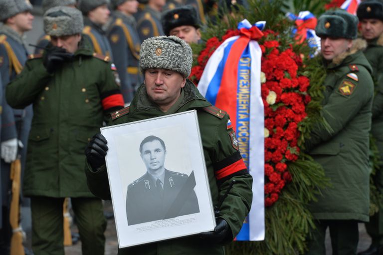 Вынос гроба с телом советского хоккеиста, заслуженного тренера СССР Виктора Тихонова Вынос гроба с телом советского хоккеиста, заслуженного тренера СССР Виктора Тихонова