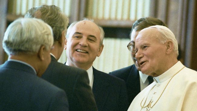 Михаил Горбачев и Папа Римский Иоанн Павел II, архивное фото Михаил Горбачев и Папа Римский Иоанн Павел II, архивное фото