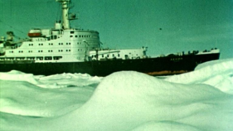 Ледокол Ленин отправляется в первый арктический рейс. Кадры из архива Ледокол Ленин отправляется в первый арктический рейс. Кадры из архива