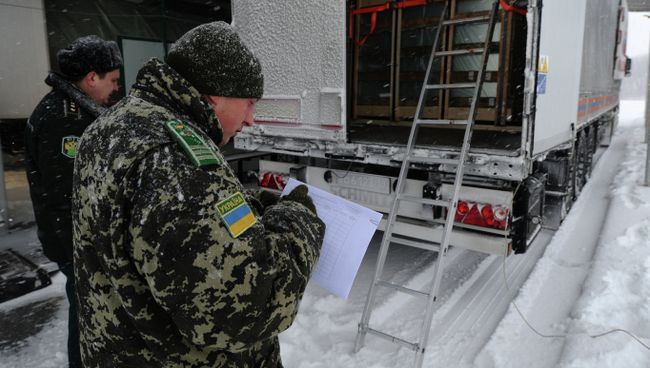 Сотрудники пограничной службы Украины у грузового автомобиля. Архивное фото Сотрудники пограничной службы Украины у грузового автомобиля. Архивное фото