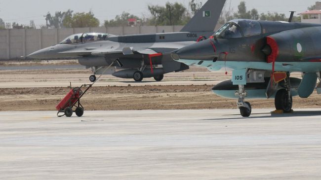 Истребитель Dassault Mirage 5 Пакистанских ВВС на фоне F-16. Архивное фото