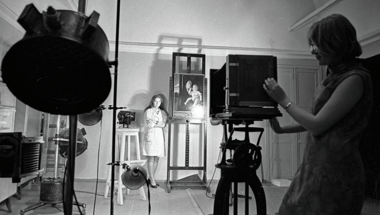 Исследователи фотографируют картины в ультрафиолетовых и рентгеновских лучах в лаборатории физики Государственного Эрмитажа Исследователи фотографируют картины в ультрафиолетовых и рентгеновских лучах в лаборатории физики Государственного Эрмитажа
