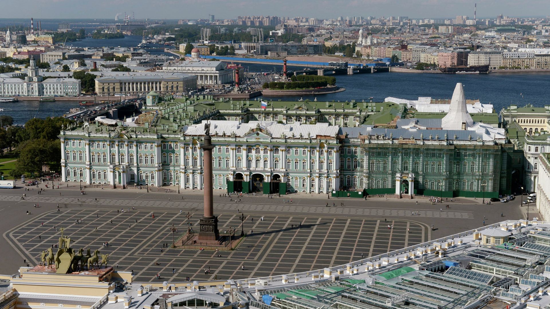 Вид на Дворцовую площадь и Государственный Эрмитаж в Санкт-Петербурге. Архивное фото Вид на Дворцовую площадь и Государственный Эрмитаж в Санкт-Петербурге. Архивное фото - РИА Новости, 1920, 21.04.2022