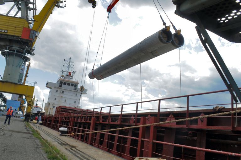 Разгрузка труб для Морского газопровода Южный поток для складирования в порту Бургас Разгрузка труб для Морского газопровода Южный поток для складирования в порту Бургас