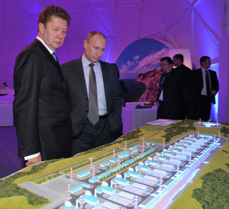 Президент России Владимир Путин и председатель правления ОАО Газпром Алексей Миллер у макета перед началом торжественного запуска проекта по строительству газопровода Южный поток Президент России Владимир Путин и председатель правления ОАО Газпром Алексей Миллер у макета перед началом торжественного запуска проекта по строительству газопровода Южный поток