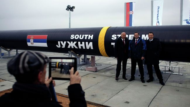Люди фотографируются с частью газопровода Южный поток в Сербии Люди фотографируются с частью газопровода Южный поток в Сербии