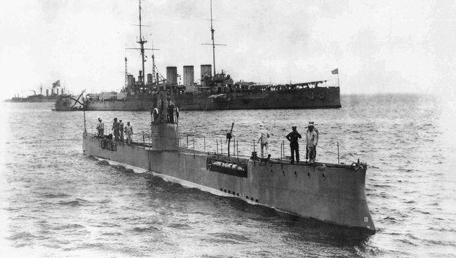 Подводная лодка Акула и броненосный крейсер Рюрик, 1913 год Подводная лодка Акула и броненосный крейсер Рюрик, 1913 год