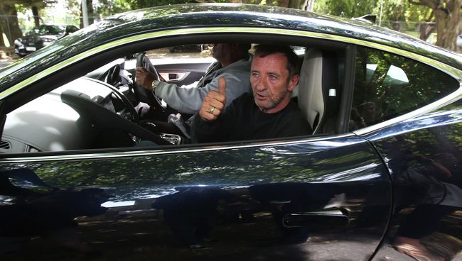 Ударник австралийской рок-группы AC/DC Фил Радд покидает суд в городе Тауранга Ударник австралийской рок-группы AC/DC Фил Радд покидает суд в городе Тауранга