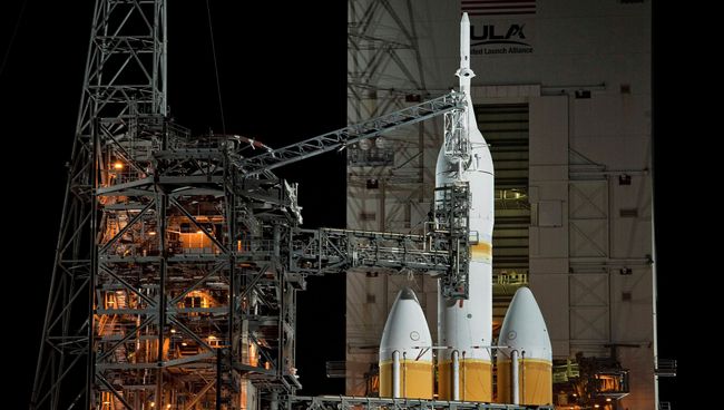 Космический корабль Орион на стартовой площадке на мысе Канаверал, США