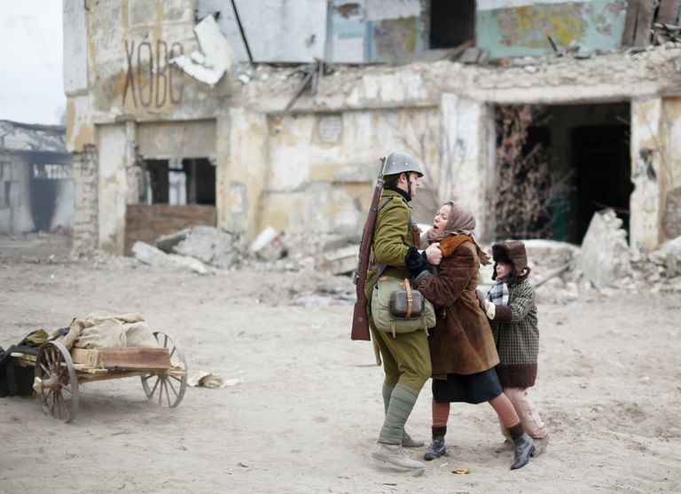 Участники военно-исторической реконструкции, посвященной 72-й годовщине начала контрнаступления советских войск под Сталинградом Участники военно-исторической реконструкции, посвященной 72-й годовщине начала контрнаступления советских войск под Сталинградом